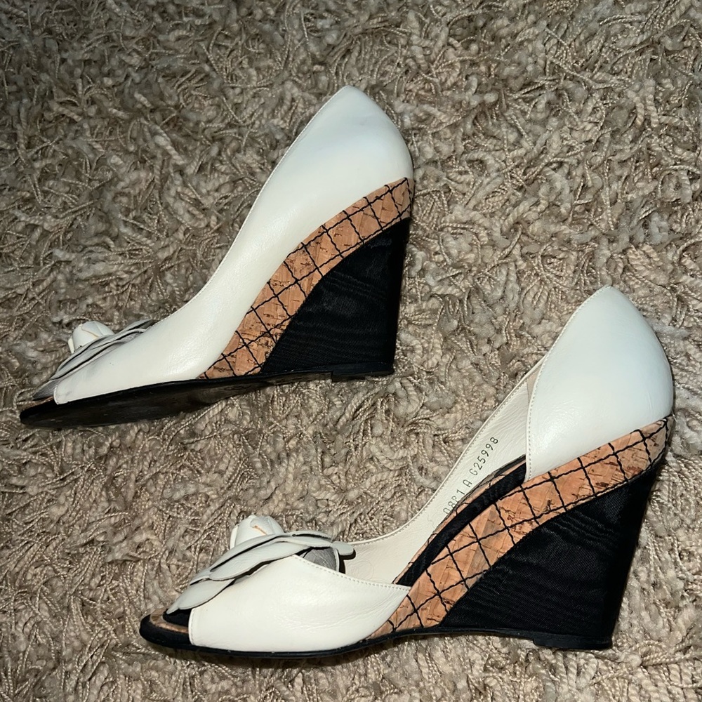 Chanel ivory leather Camellia d’orsay wedge with black accents - Picture 4 of 12